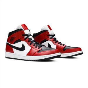 Air Jordan 1 Mid ‘Chicago Black Toe’